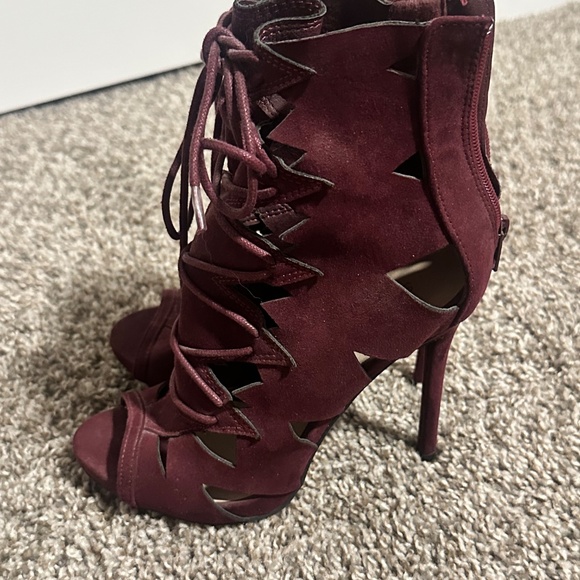 Heels - Picture 2 of 3